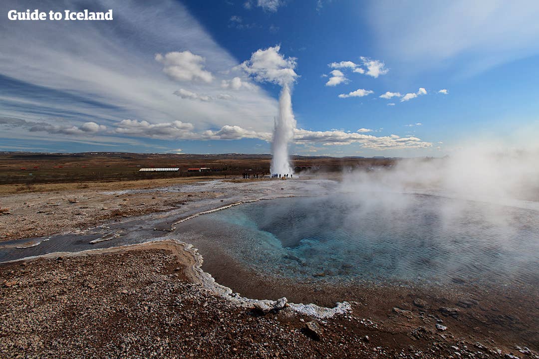 Uitzicht over het geothermisch gebied rond de geiser Strokkur in IJsland