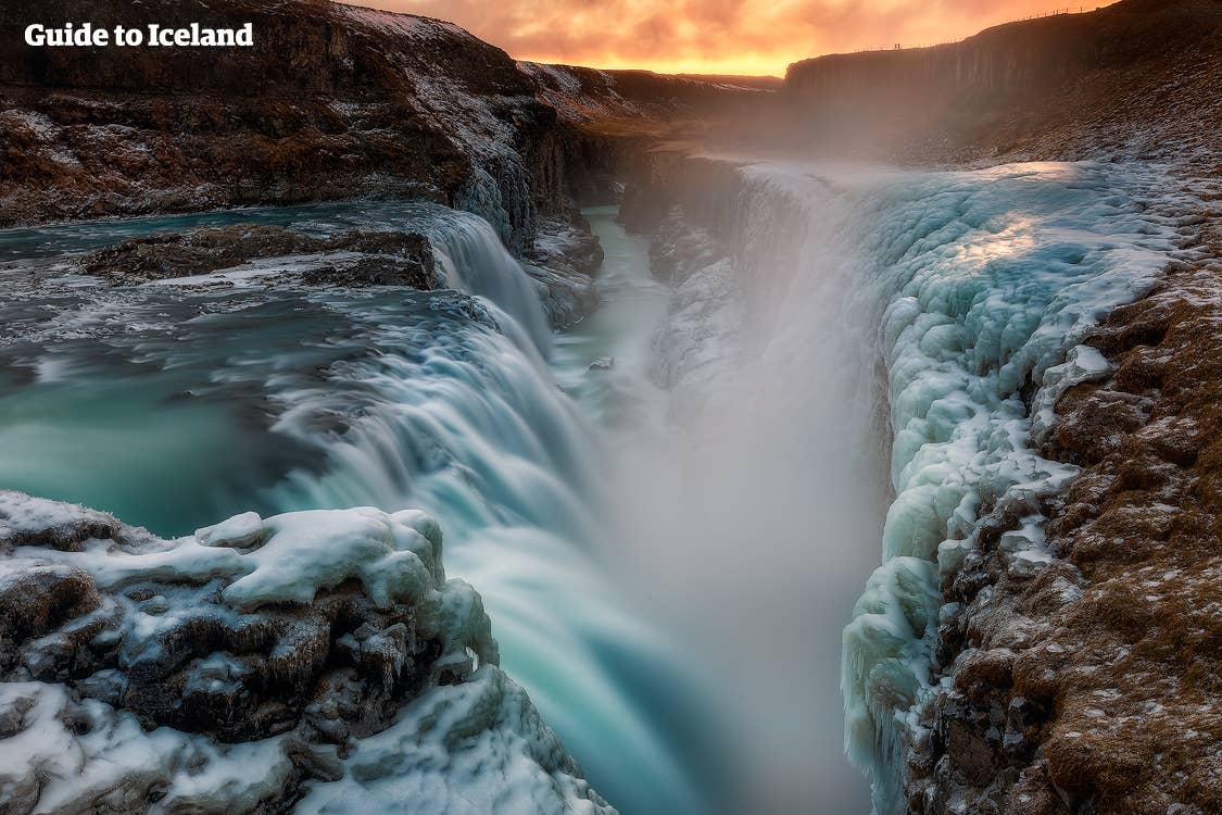 Winters zicht op de Gullfoss-waterval in de Gouden Cirkel in IJsland