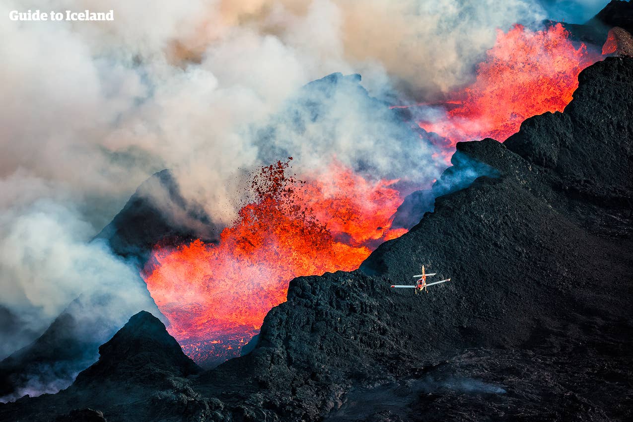 Das Flugzeug zeigt das Verhältnis des Holuhraun-Ausbruchs in Island