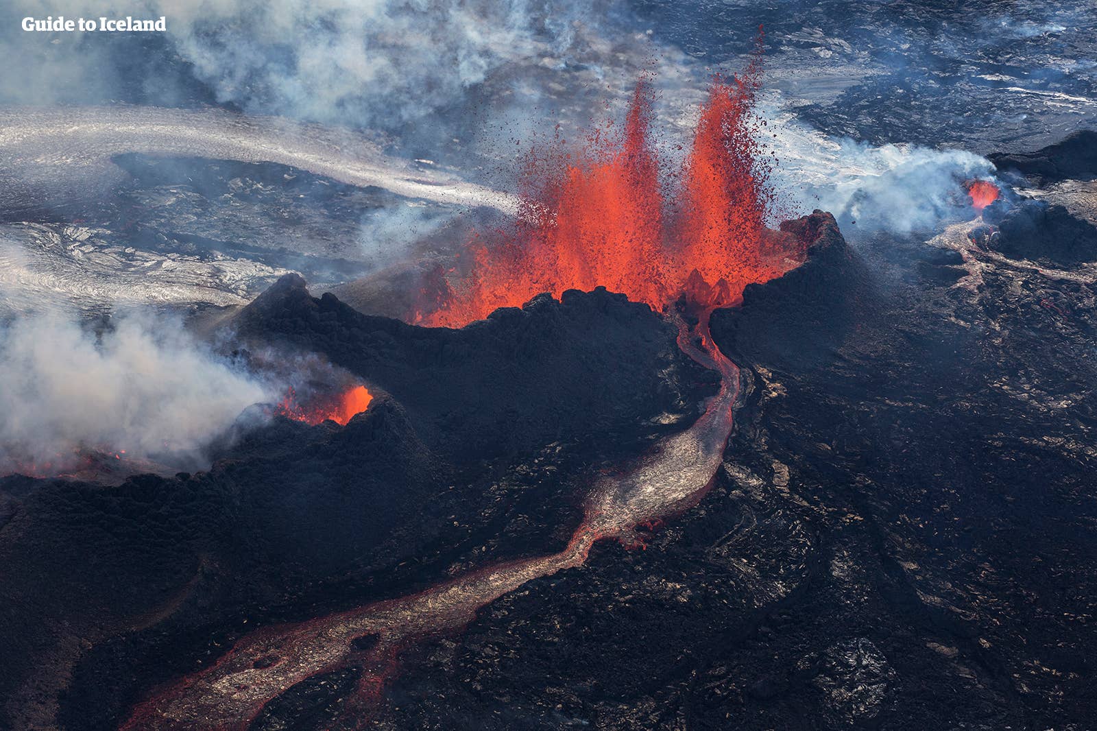 Płynąca i strzelająca do góry lawa podczas erupcji wulkanu Holuhraun na Islandii