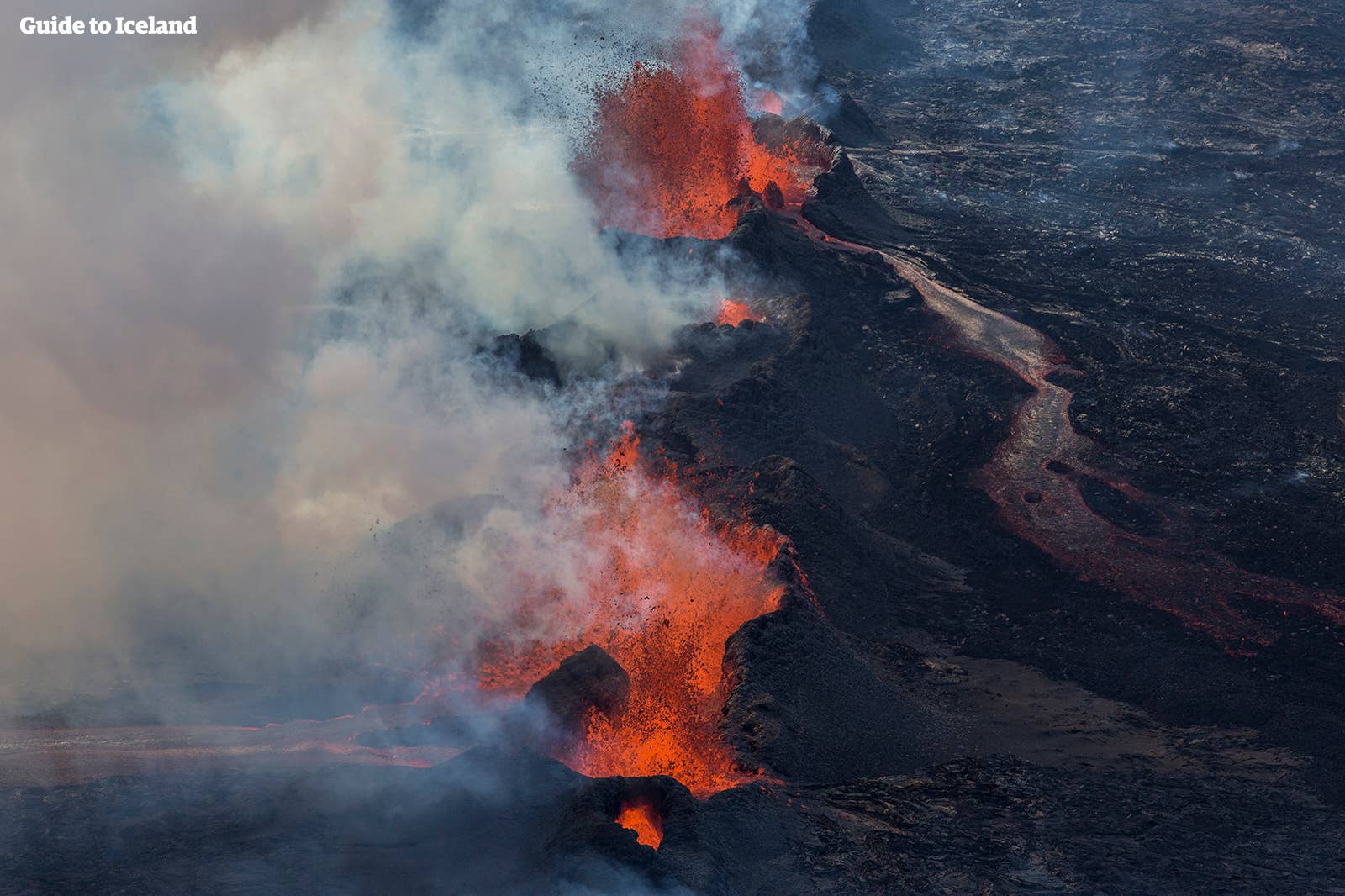 Lave et fumée en Islande, pays de la glace et du feu