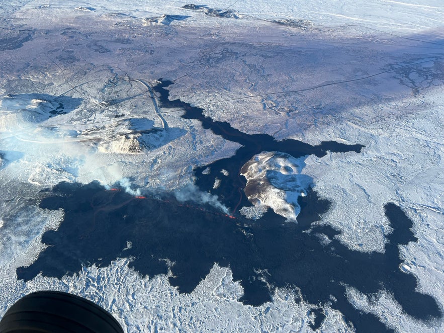 Die Lava des Sundhnukagigar-Ausbruchs floss über eine Straße und eine Wasserleitung