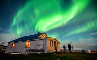 Revontulet näkyvät maapallon arktisilla alueilla, ja Pohjois-Islanti on Islannin paras paikka niiden havaitsemiseen.