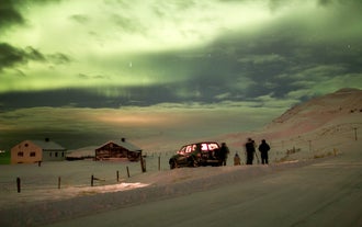 Parfois, en Islande, même lorsque le ciel nocturne est couvert de nuages, les aurores boréales brillent encore.