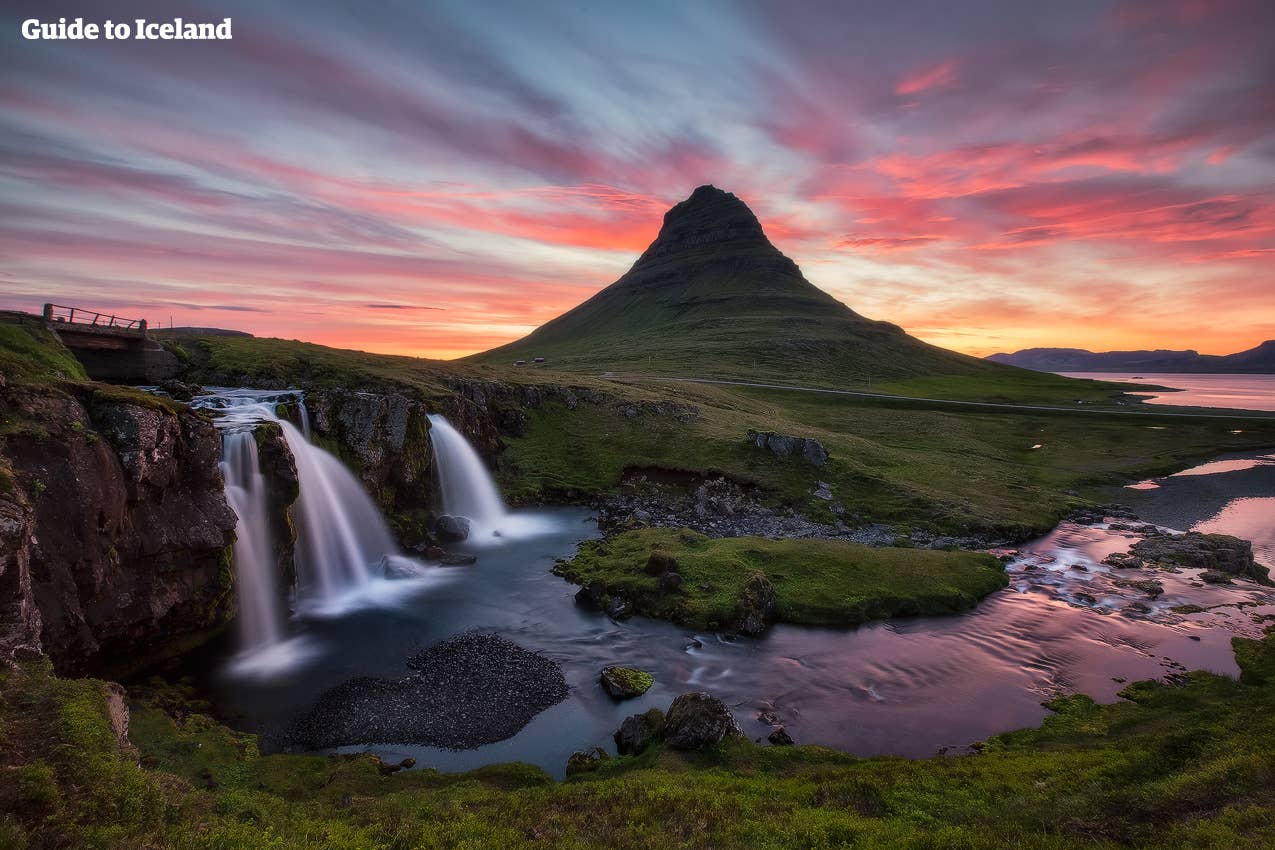 Midnatssol over bjerget Kirkjufell på Snæfellsnes-halvøen