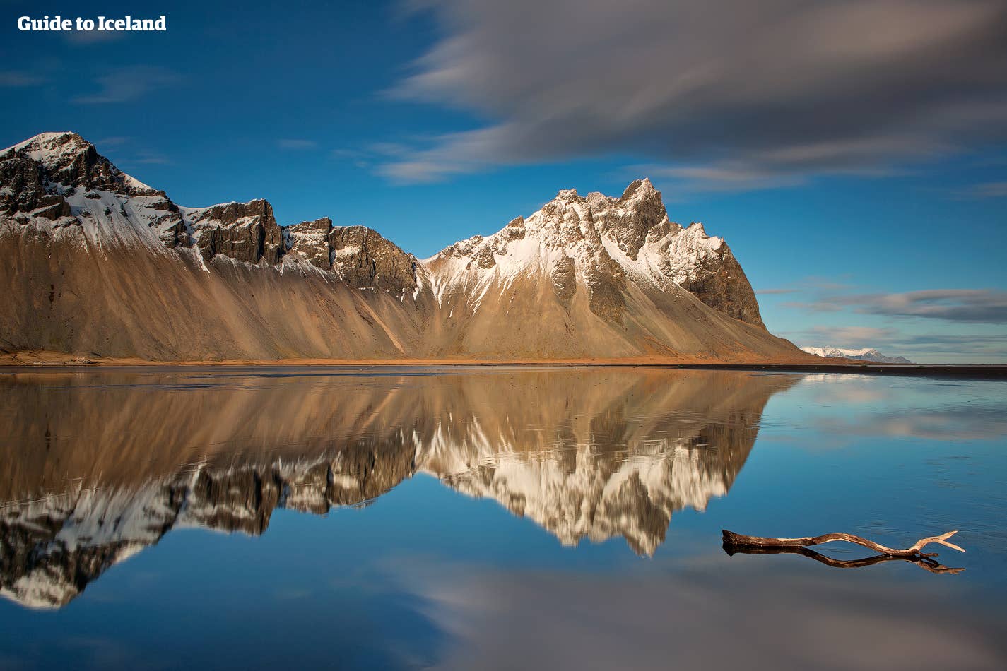 Fjellet Vestrahorn med perfekt speilbilde i sjøen øst for Island