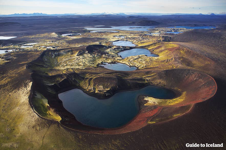 ヴェイジヴォトン火口湖群の空撮。アイスランドはカラフルな火山景観も魅力です。