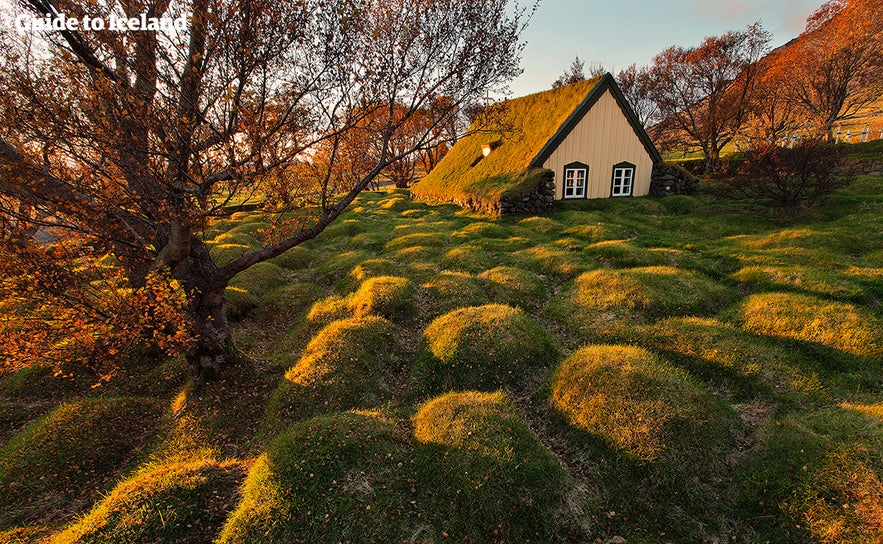 Kyrkan i Hof på sydöstra Island ligger precis vid Ringvägen.