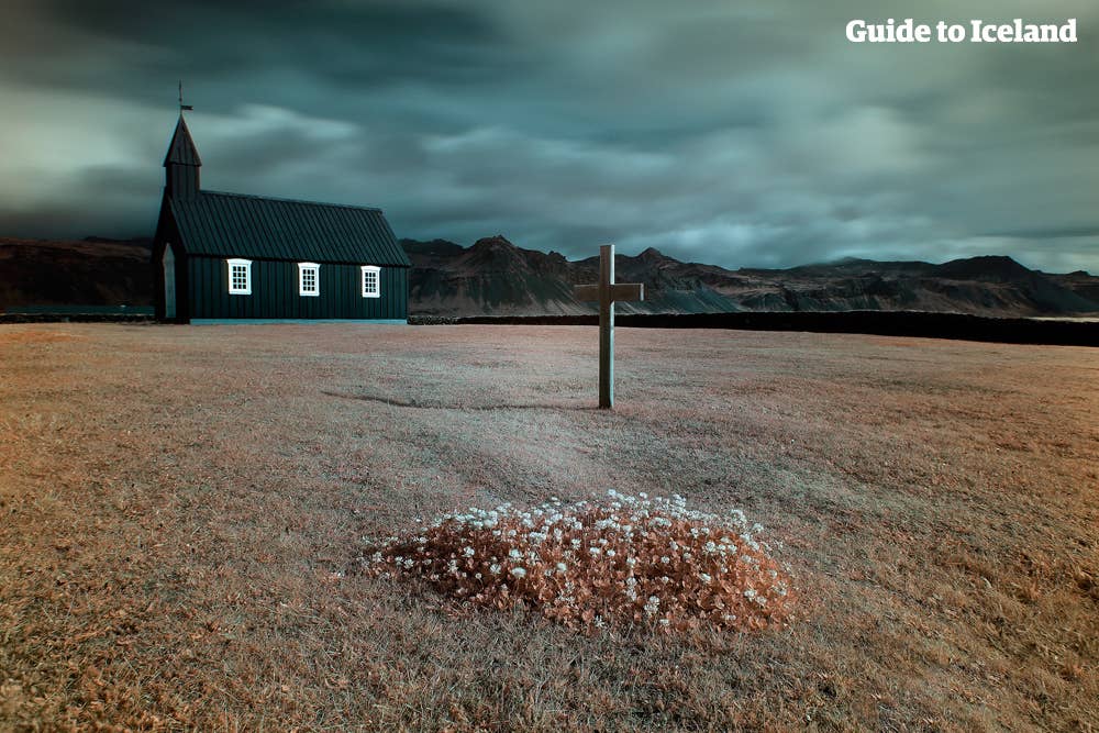 La particolare e insolita chiesa nera di Búðir nella penisola di Snæfellsnes
