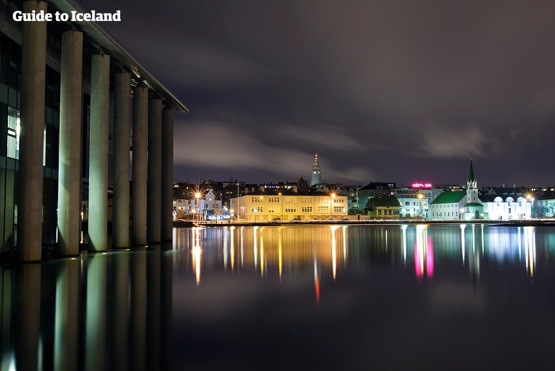 Het stadhuis van Reykjavík is gelegen aan de stadsvijver
