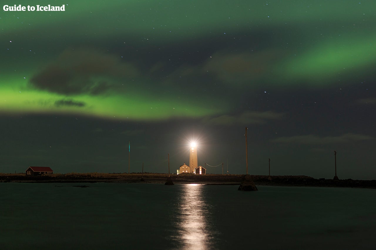 Observer les aurores boréales au-dessus du phare de Grotta est l'un de ces moments uniques dans Reykjavik que vous n'oublierez jamais.