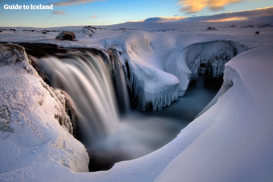 Isländische Winterlandschaft mit Wasserfall