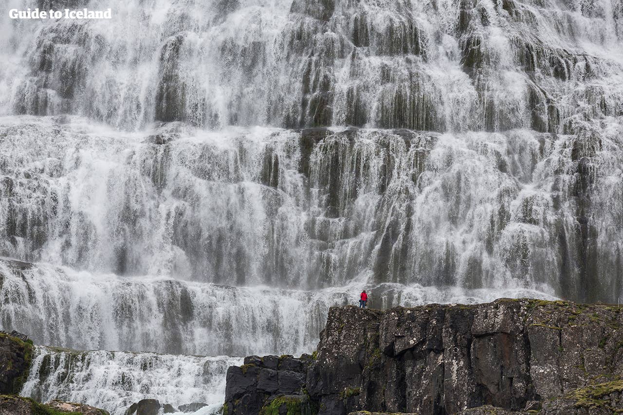 De magnifieke waterval Dynjandi in de Westfjorden van IJsland