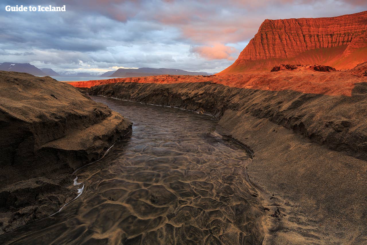 Sonne färbt die Landschaft der Westfjorde