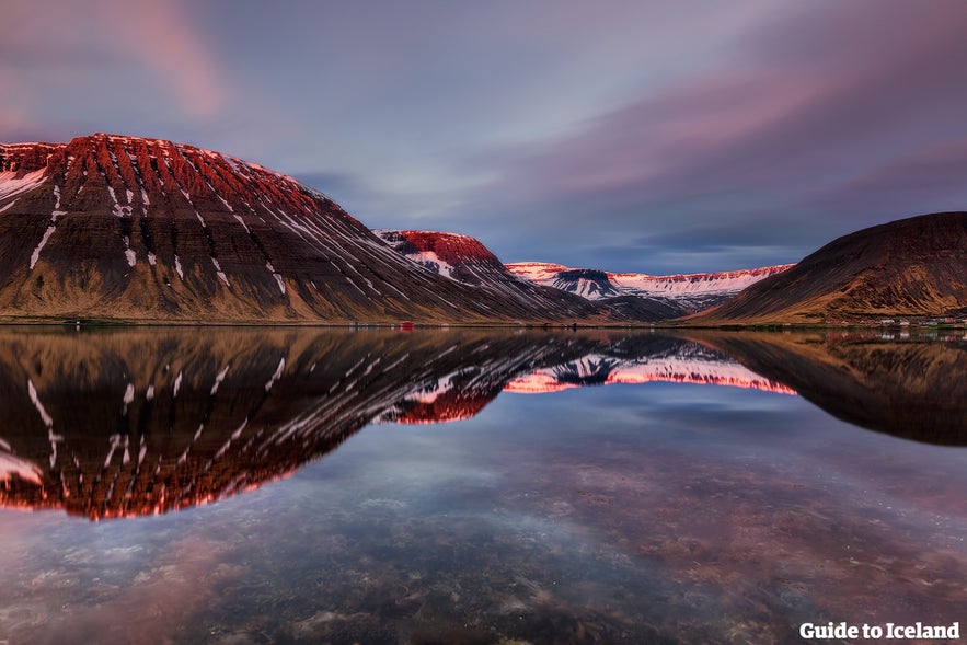 Reflet dans l'eau des montagnes d'un fjord en Islande