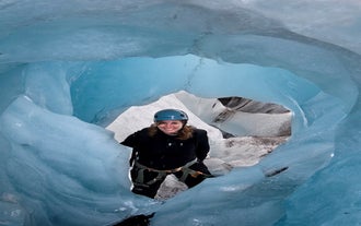 Une crevasse de glace formée naturellement à Svínafellsjökull au sein de la réserve naturelle de Skaftafell