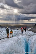 Hemelse lichtstralen vallen op Skaftafell in Zuid-IJsland, gezien vanaf Svínafellsjökull.