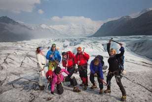 거대한  바트나요쿨(Vatnajökull) 빙하의 멋진 풍경으로 사진을 찍는 여행객들.