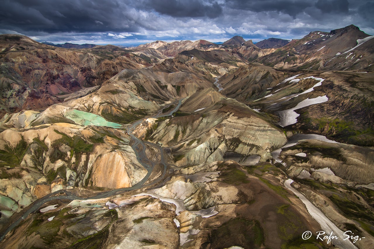 Vue sur les collines kaléidoscopiques de Landmannalaugar, dans les Hautes Terres centrales de l'Islande.