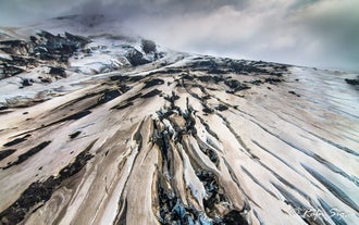 Voir l'Islande d'en haut est un véritable privilège ; en regardant le paysage d'en haut, on a l'impression de voir une peinture surnaturelle.