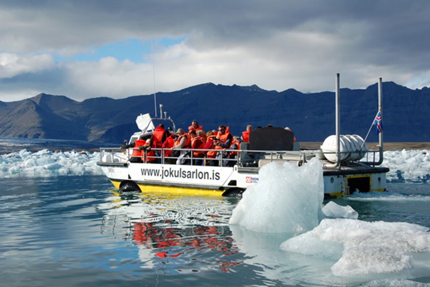 Bateau sur la lagune de Jokulsarlon