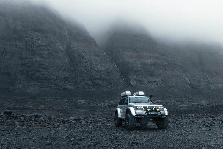 During this private 3-hour winter ice-caving tour, you will enjoy a 30-minute 4x4 ride to the glacier car park.