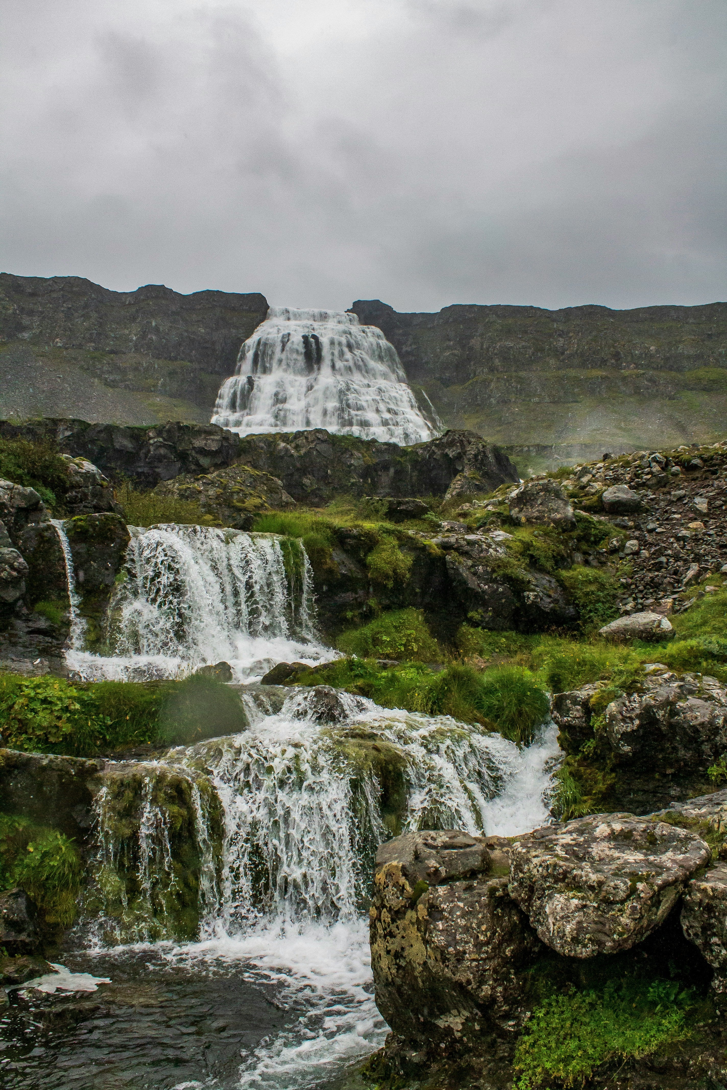 Der Dynjandi-Wasserfall ist eines der berühmtesten Highlights der Westfjorde – ein atemberaubender Wasserfall, der über einen felsigen Hang stürzt.