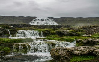 La chute d'eau de Dynjandi est l'un des sites les plus célèbres des Fjords de l'Ouest, une cascade spectaculaire dévalant une colline rocheuse.