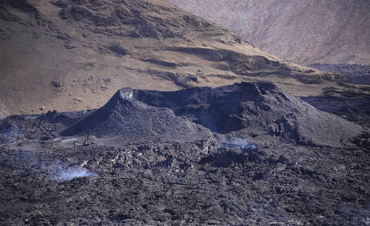 Krater wulkaniczny w pobliżu wulkanu Fagradalsfjall, który uformował się w 2022 r.