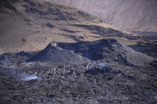 2022年形成的法格拉达尔火山附近的火山口