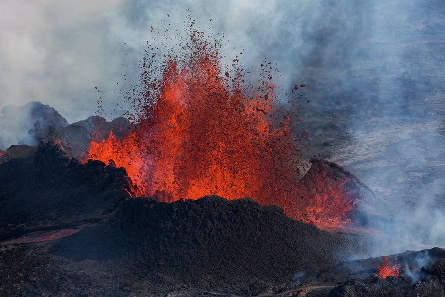 迫力あるアイスランドの火山噴火