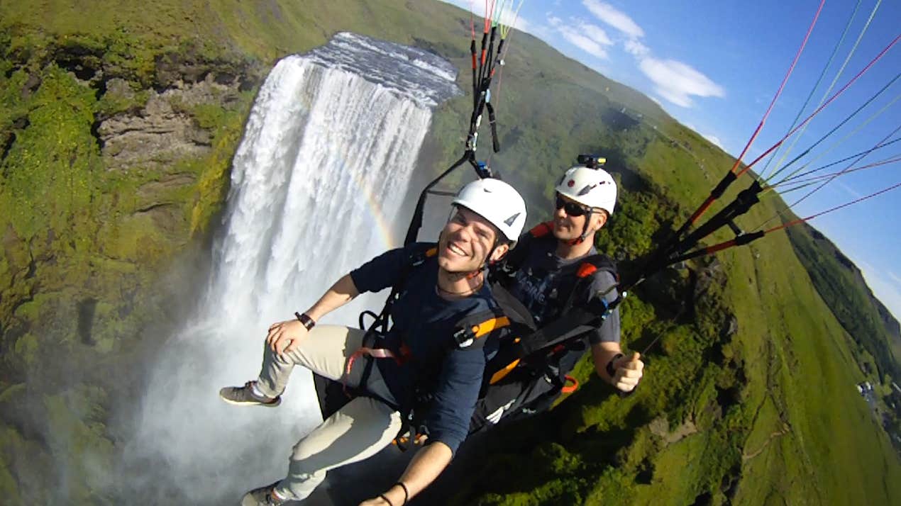 Sorvolando la maestosa cascata Skógafoss durante un tour in parapendio sulla Costa Sud.