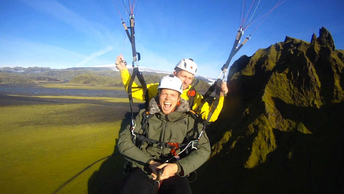 Vous aurez une vue exceptionnelle sur la côte sud lors d'un tour en parapente.
