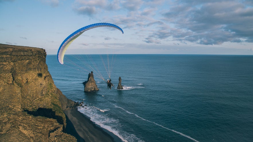 Flying Chair in action over Reynisdrangar, VÃ­k