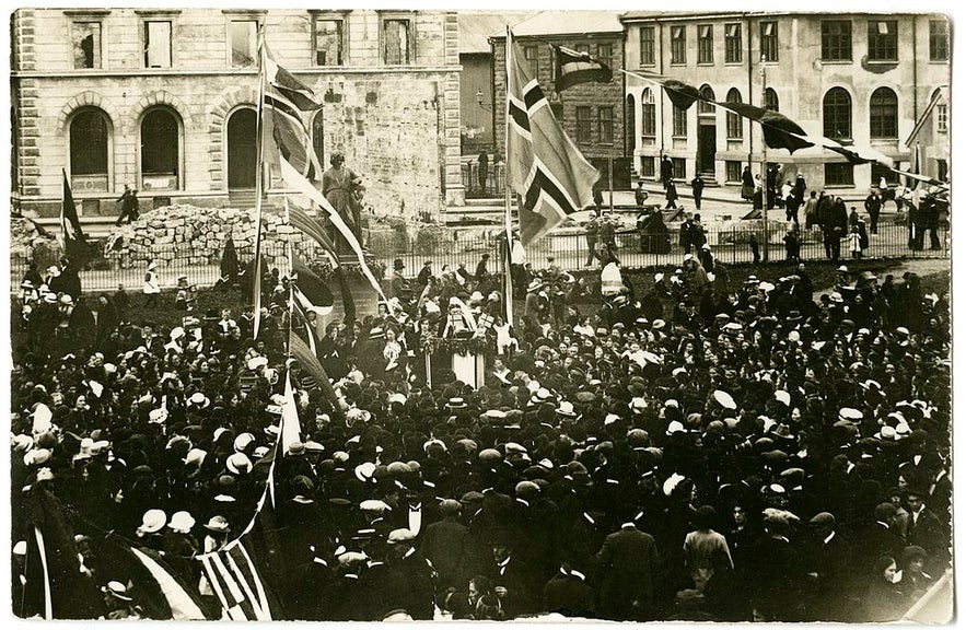 BrÃ­et BjarnhÃ©Ã°insdÃ³ttir has a speech during the 1915 celebrations