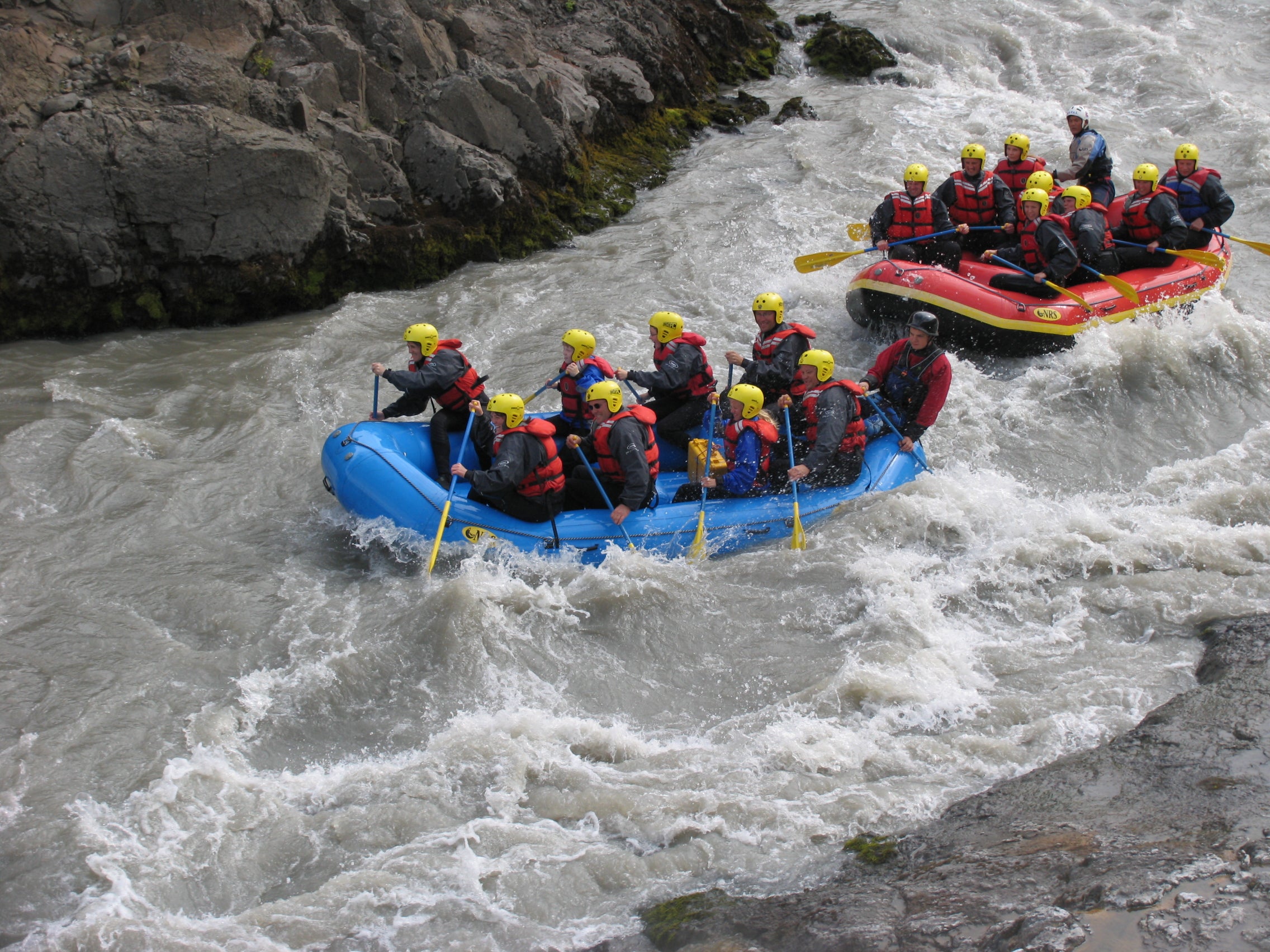 River-Rafting-Fans genießen den Westlichen Gletscherfluss in Nordisland während des Sommers.