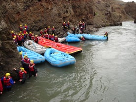 Los barcos te esperan en las orillas del río glaciar occidental en el norte de Islandia.