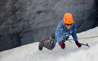 El senderismo sobre hielo puede ser realizado por principiantes, pero requiere un buen nivel de condición física.
