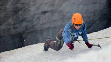 アイスクライミングは体力が必要だが、初めての人でも楽しめる体験