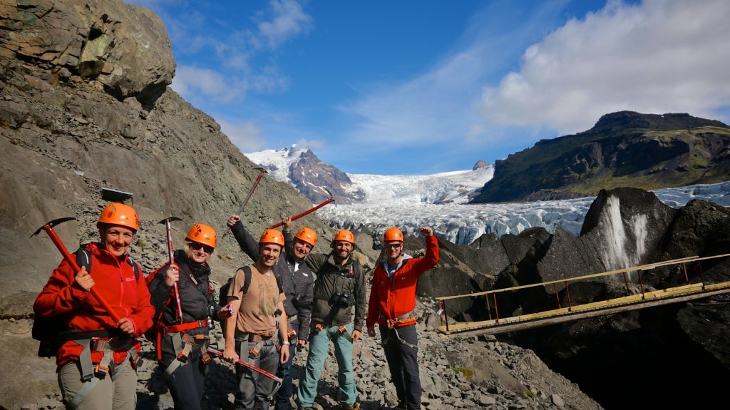 Svínafellsjökull sträcker sig bakom dessa glaciärvandrare.