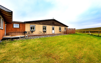 Na terenie gospodarstwa agroturystycznego Sireksstadir znajdują się również krzesła i stoły na świeżym powietrzu.