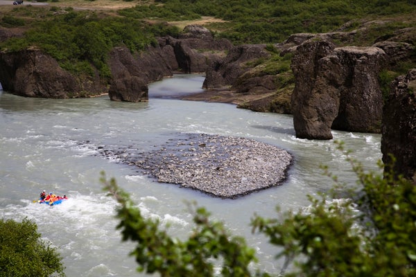 在冰岛的白河漂流