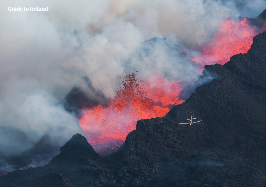 从空中俯瞰火山喷发时的景象令人惊叹，比如这张2014年胡勒汉火山喷发的照片