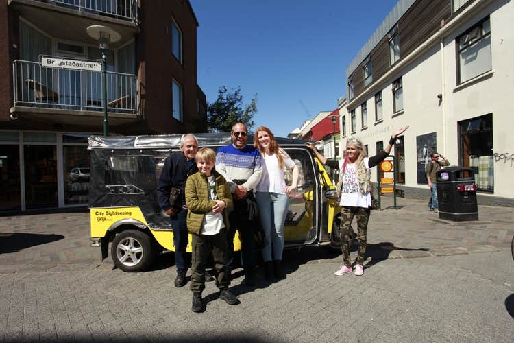 El tuk-tuk de esta aventura por Reikiavik tiene capacidad para una familia de cuatro adultos y dos niños.