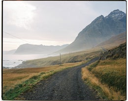 Mjoifjordur-fjorden på östra Island är omgiven av vackra berg och jordbruksmarker.