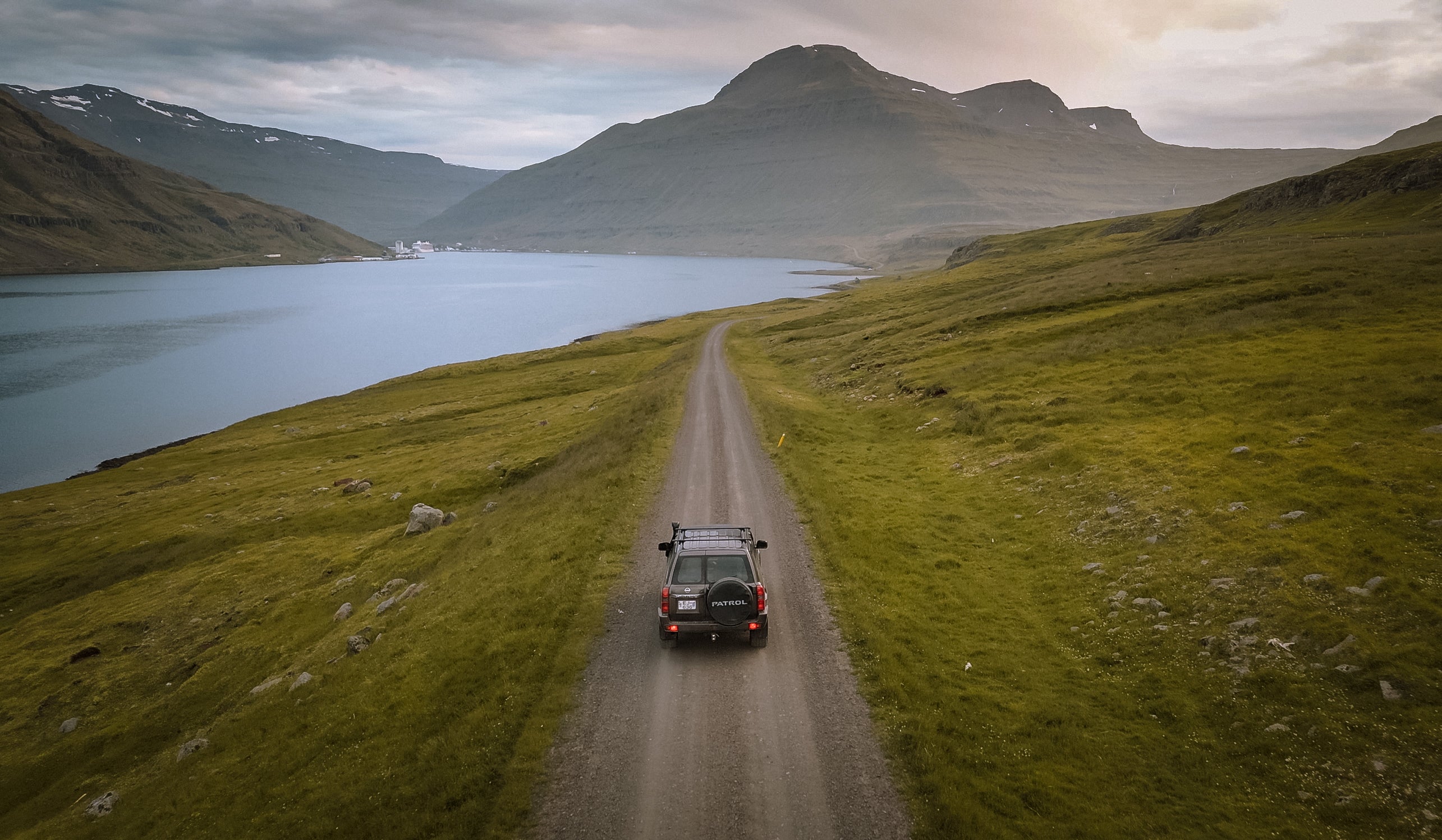 Eine Jeeptour ist eine fantastische Möglichkeit, die zerklüftete Landschaft des Seydisfjördur-Fjords zu durchqueren und in die atemberaubende Landschaft der Region einzutauchen.