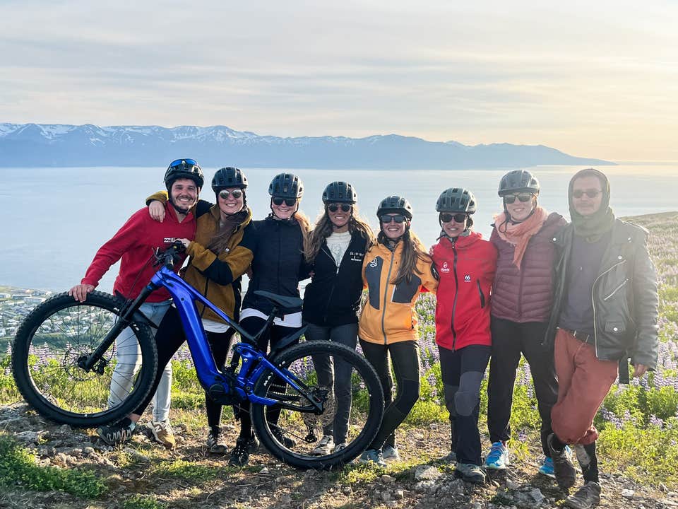 Cette excursion passionnante de 2,5 heures en vélo électrique au sommet de la montagne Husavik est idéale pour les amis et les familles.