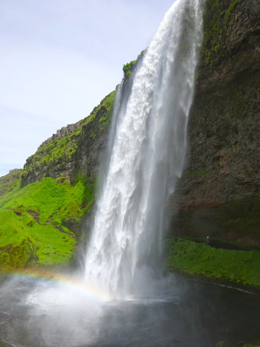 SeljalandsfossとGljúfrabúi Waterfall