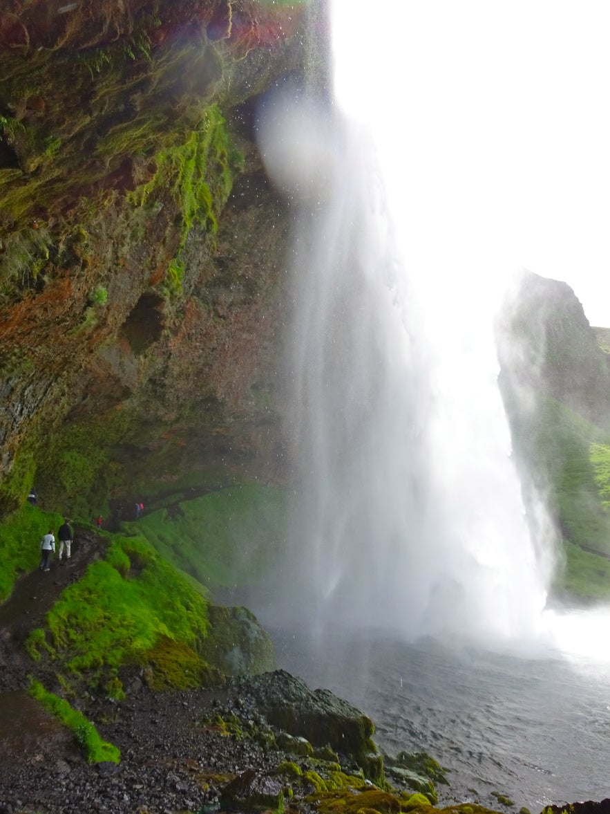 SeljalandsfossとGljúfrabúi Waterfall