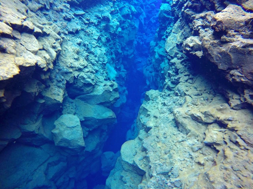 Silfra-Spalte in Thingvellir - bis zu 40 Meter tief.